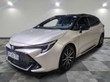 La Toyota Corollant est garée sur un sol à damier.