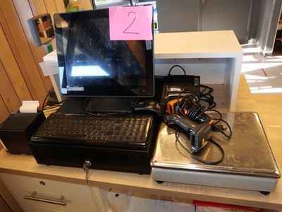 un ordinateur portable posé sur un bureau à côté d'une imprimante