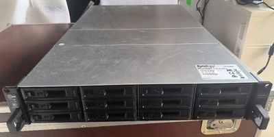 un gros plan sur un rack de disques durs posé sur une table