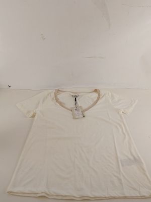 un t-shirt blanc posé sur une table blanche