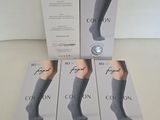 quatre paires de chaussettes pour femmes dans une boîte posée sur une table