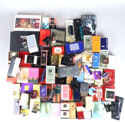 une pile de livres de toutes sortes posée sur une surface blanche