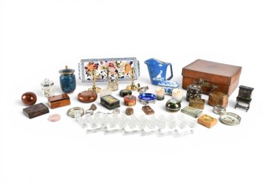 un grand nombre d'objets posés sur une surface blanche