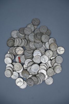 une pile de pièces d'argent sur une table