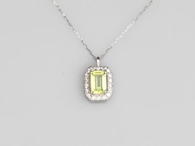 un pendentif en émeraude et diamant sur une chaîne en argent