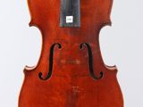 un vieux violon posé sur une surface blanche