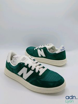 une paire de baskets New Balance vertes à semelles blanches