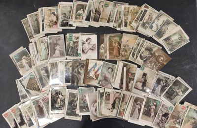 il y a beaucoup de vieilles photos de personnes sur cette table