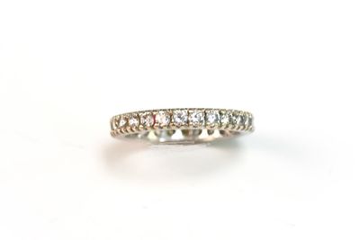 gros plan d'une bague en diamant sur une surface blanche