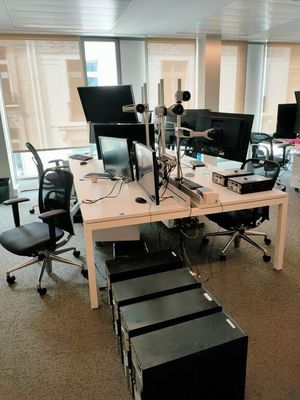 il y a de nombreux ordinateurs sur le bureau de ce bureau