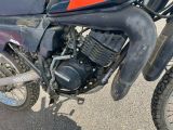 une moto tout-terrain garée sur le bord de la route