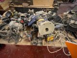 un tas d'appareils électriques de toutes sortes posé par terre