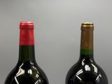 deux bouteilles de vin posées l'une à côté de l'autre sur une table