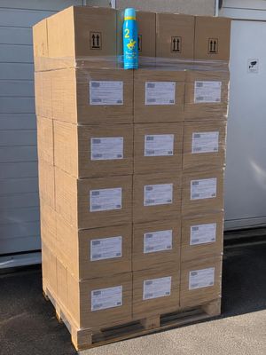 une pile de cartons sur laquelle est posée une canette de soda