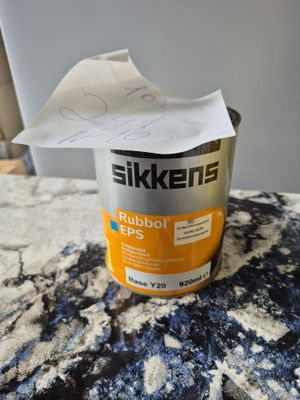 un gros plan sur un pot de peinture posé sur une table
