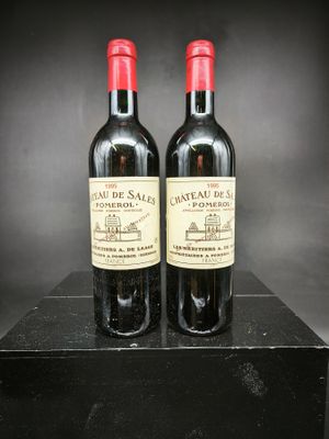 deux bouteilles de vin rouge posées sur une boîte noire