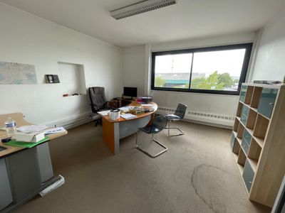 une pièce avec un bureau et une chaise