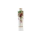 un vase blanc orné d'un motif floral