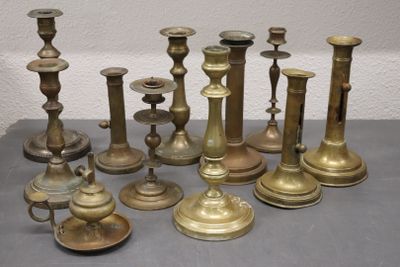un grand nombre de bougies posées sur une table