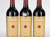 trois bouteilles de vin rouge posées côte à côte sur une table