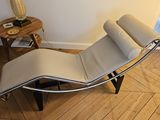 une photo d'une chaise longue dans un salon