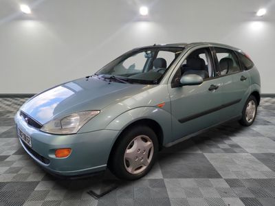 la photo d'une voiture bleue garée dans un garage
