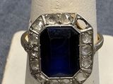 Gros plan sur une bague contenant une pierre bleue