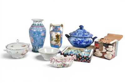de nombreux types de vases et de bols sur la table