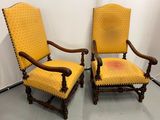 une paire de fauteuils rembourrés jaunes, placés dans un coin de la pièce