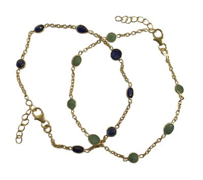 un bracelet en chaîne d'or orné de perles bleues et vertes