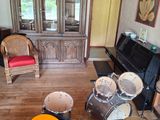 une guitare, une batterie et d'autres instruments de musique dans un salon