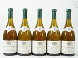 six bouteilles de vin sont alignées sur une surface blanche