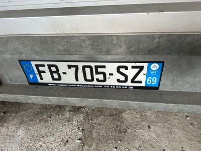 un gros plan sur la plaque d'immatriculation d'une voiture