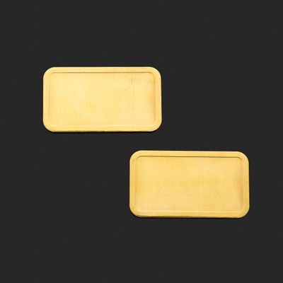 deux étiquettes rectangulaires plaquées or sur fond noir