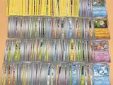 plusieurs types de cartes pokemon sur la table