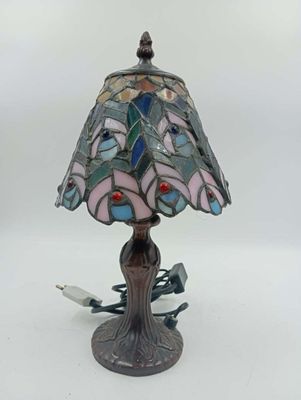 lampe avec un abat-jour en vitrail posé sur un pied en métal