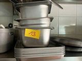 de nombreuses casseroles et poêles sur le comptoir de la cuisine