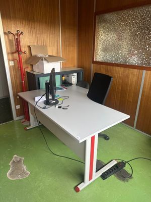 bureau mélaminé gris 1 porte manteaux métal rouge - Photo 1