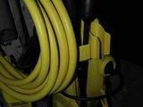 un tuyau jaune posé à côté d'un tuyau noir et jaune