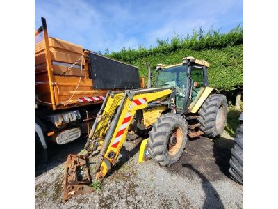 un tracteur garé à côté d'un camion-benne