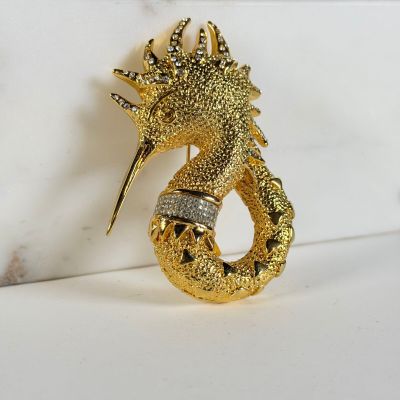 GIANFRANCO FERRÉ, broche hippocampe, métal doré et strass.