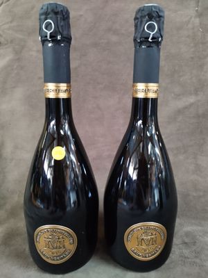 deux bouteilles de vin posées sur une table l'une à côté de l'autre