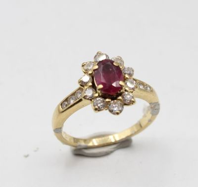 Bague marguerite en or jaune 18K ornée d'un rubis ovale 7 x …