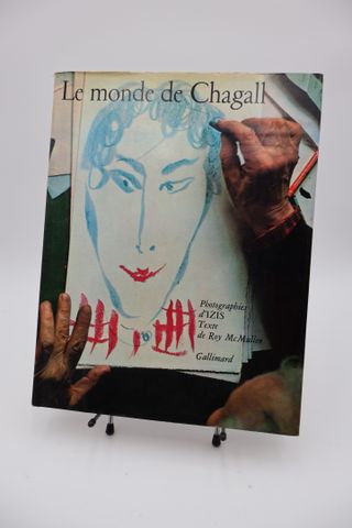IZIS : Le monde de CHAGALL . Gallimard , 1969 , in 4° , reliure t...