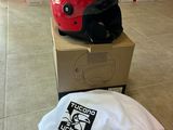 un casque rouge posé sur une boîte au sol