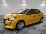 une voiture jaune est garée dans une pièce au sol en damier