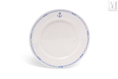 une image représentant une assiette blanche sur laquelle figure une ancre bleue