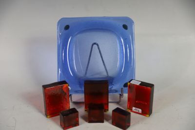 quatre verres posés les uns à côté des autres sur une table
