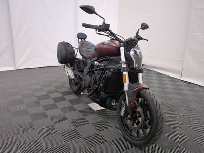 une photo d'une moto garée sur un sol à damier
