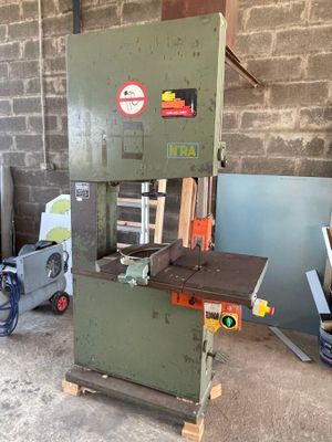 une machine qui se trouve dans une pièce, près d'un mur de briques